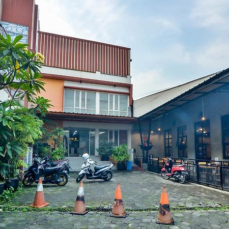 Image Hotel And Resto Бандунг Экстерьер фото