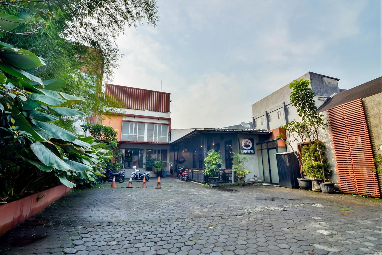 Image Hotel And Resto Бандунг Экстерьер фото