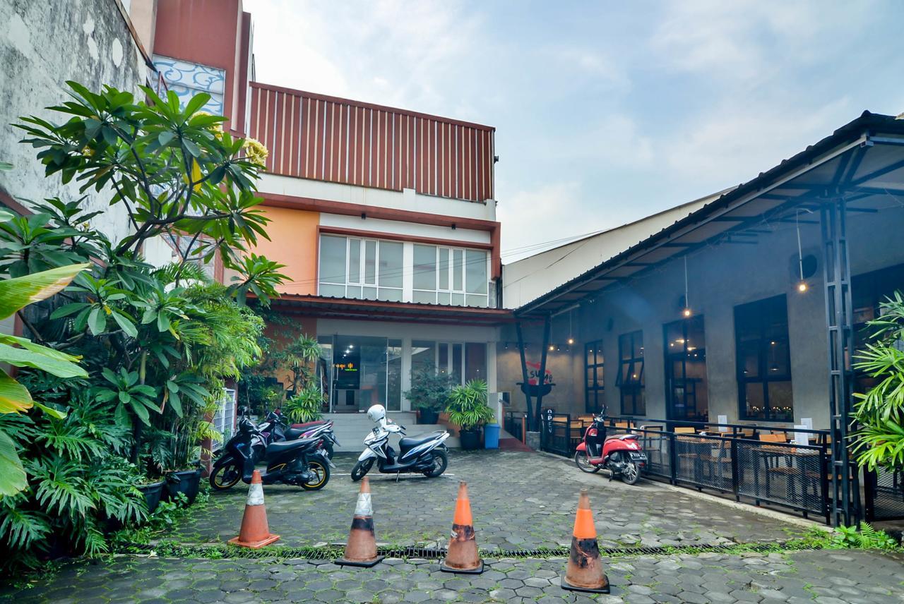 Image Hotel And Resto Бандунг Экстерьер фото