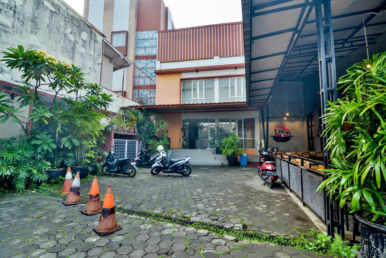 Image Hotel And Resto Бандунг Экстерьер фото