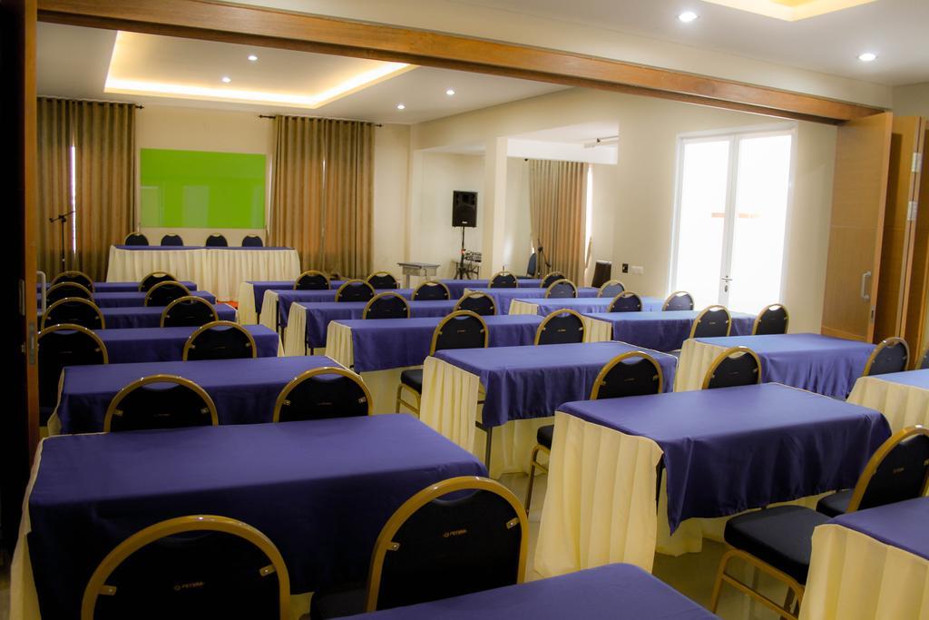 Image Hotel And Resto Бандунг Экстерьер фото